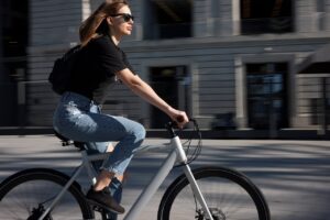 E-Bikes sind aktuell auch in der Stadt beliebt, gerade unter Senioren